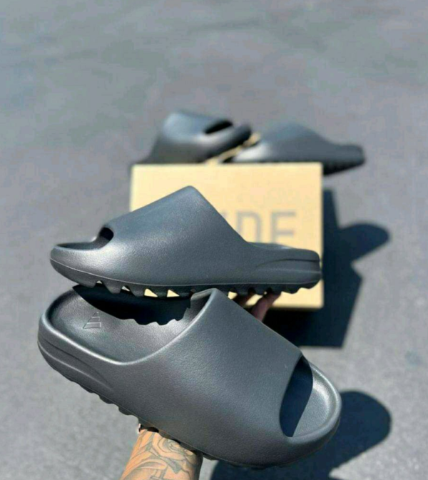 YEEZY SLIDES - Image 2