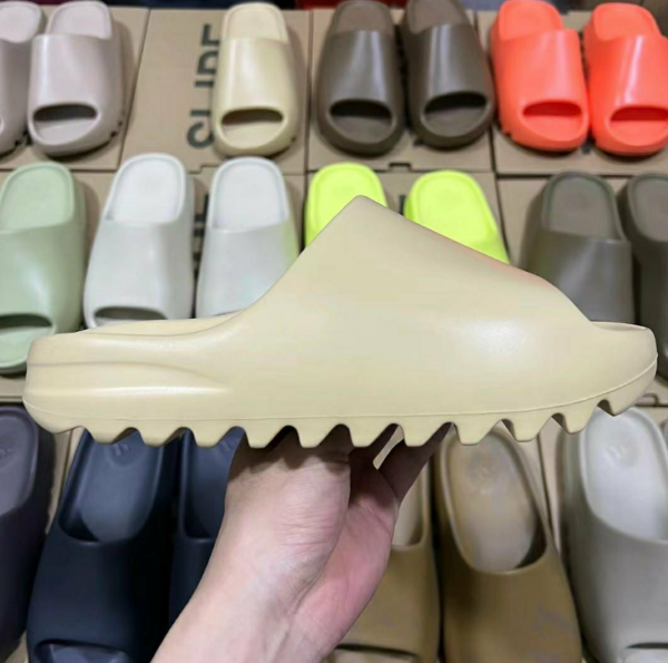 YEEZY SLIDES - Image 9